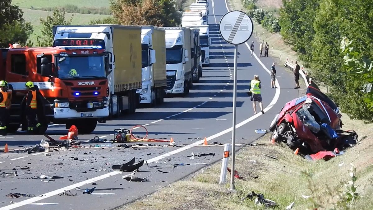 Čelní střet auta s kamionem na Kladensku má další oběť